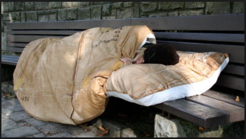 monti 7 17000 senzatetto ad atene