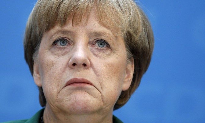 Fuoco incrociato Merkel in difficoltà: la frenata cinese mette a rischio l’export tedesco. Di Marcello Bussi