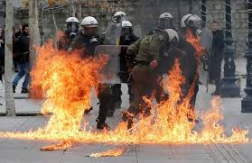 La polizia greca si schiera con i cittadini (Di Jacopo Cioni)