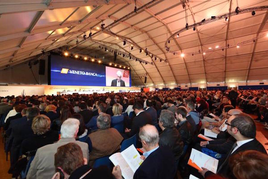 Un'immagine di un'assemblea dei soci di Veneto Banca