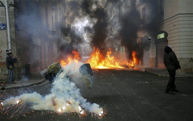 Nantes messa a ferro e fuoco da una rivolta, mentre in italia si discute di magliette