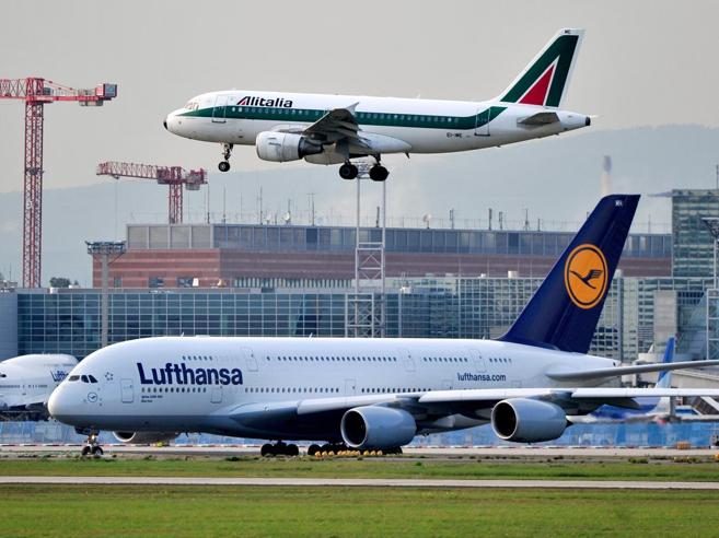 Il governo non deve vendere Alitalia ai tedeschi di Lufthansa. Meglio FFSS o al limite cederla agli americani. Ecco perché