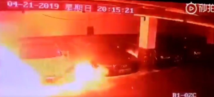 Che bello, una Tesla prende fuoco da sola e brucia in un garage (video) alla vigilia dell’incontro con gli investitori
