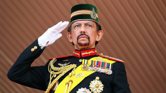 La Lettera con cui il Sultano del Brunei chiede “Comprensione” per la tagliare mani e lapidare (e dal suo punto di vista ha ragione)