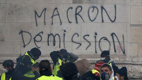 PROBLEMI A PARIGI: PROTESTE E DEBITI. I grandi successi di Napoleone Macron