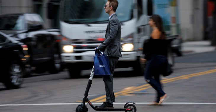 COME SALVARE IL CLIMA: schiantandosi con uno scooter elettrico.