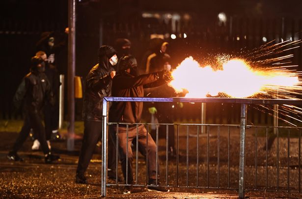 Irlanda del Nord: una settimana di scontri violentissimi indicano i limiti della Brexit