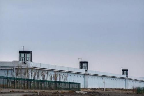 Da “Centro di rieducazione” a “Prigione” il passo è breve. prima visita della AP in una prigione speciale cinese, dove sono sparite 10 mila persone