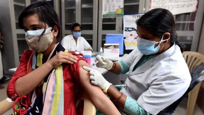 In India fanno pure i centri vaccinali falsi
