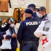 Achtung! Papieren! L’Austria manda la polizia per strada a controllare i non vaccinati