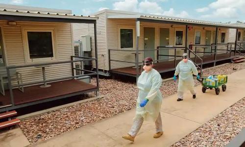 L’esercito australiano trasferisce i residenti in aree covid-19 in campi di quarantena