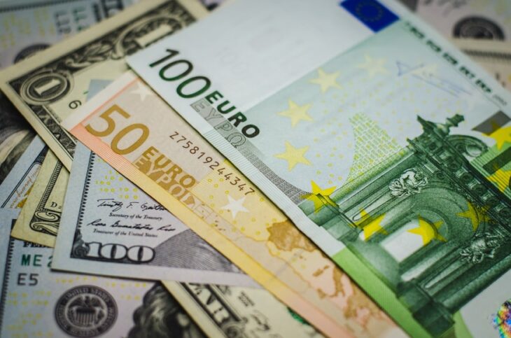 L’Euro crolla rispetto al dollaro ai minimi da 20 anni. Non potrebbe essere diversamente