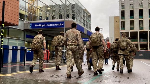 200 militari negli ospedali a Londra. Crisi causata da medici e infermieri vaccinati e contagiati da Omicron