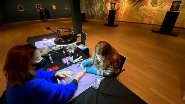 The Netherlands closes its cultural venues and opens its beauty salons: manicures are done at the Van Gogh Museum…