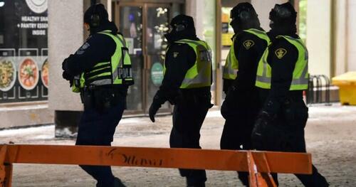 Freedom Convoy: Ottawa dichiara lo stato di emergenza. Vietato aiutare i camionisti, repressione violenta alle porte