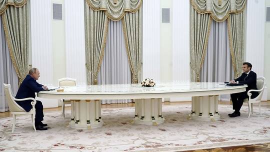Il “Tavolo grande”? Putin ha “Distanziato socialmente” Macron