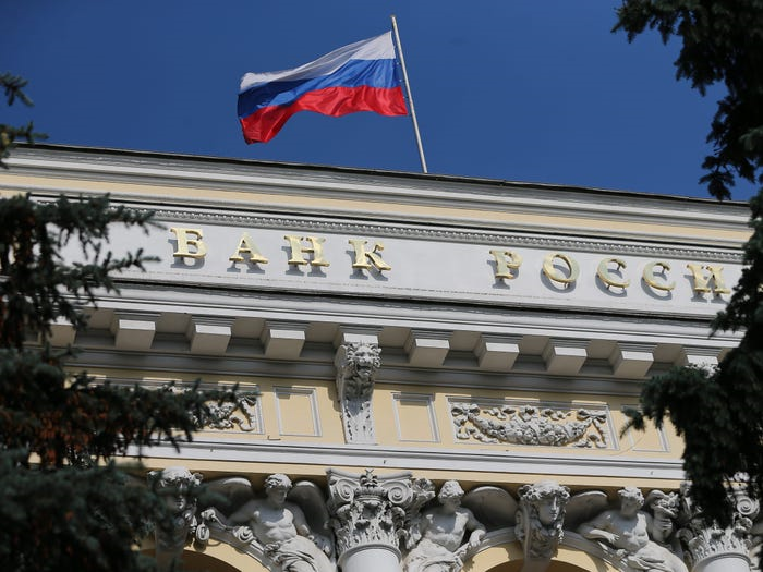 La Banca Centrale Russa ordina di non comprare più titoli di stato russi da operatori stranieri. Rating Junk sui titoli russi