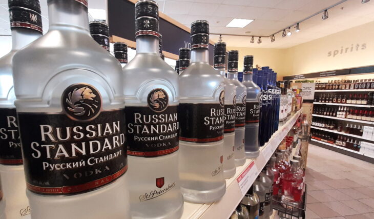 La “Sanzione della Vodka”. In Canada e USa iniziano a buttare la vodka russa