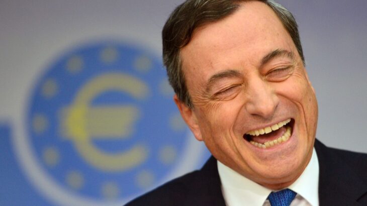 Draghi: “Il Green pass è Stato un Grande Successo, ha permesso una crescita del 6,5% nel 2021”. Vogliamo il nome del suo pusher.