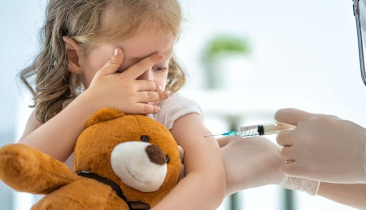 Vaccinazione covid nei bambini: i dati mostrano calo verticale dell’efficacia. Ha senso farla?