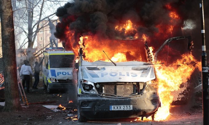 Svezia: Norrkoping brucia, la polizia spara e ferisce, la Svezia precipita nel caos