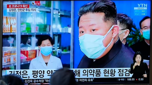 Corea del Nord: 1,2 milioni di casi Covid, e Kim Jong Un consiglia gargarismi con acqua e sale