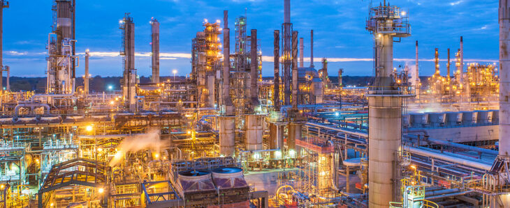 Le raffinerie USA aumenteranno la produzione di soli 350 mila barili. Nessuna soluzione alla scarsità di carburanti