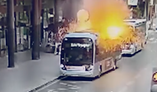 Bus elettrico prende spontaneamente fuoco a Parigi.