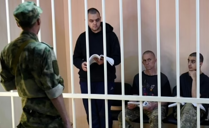 Due prigionieri di guerra inglesi e uno marocchino condannati a morte dal tribunale della repubblica di Donesk