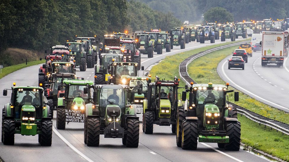 Paesi Bassi: 30 mila agricoltori in giro coi trattori per protestare contro  loe politiche ambientali del Governo