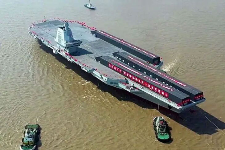 La Cina ha varato la sua prima portaerei comparabile a quelle americane: nuova sfida nel Pacifico