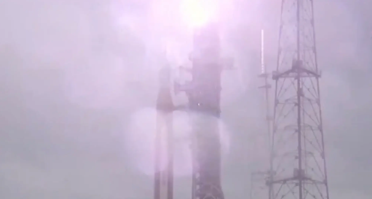 Missile NASA colpito da un fulmine, non esplode. Uno spettacolo unico