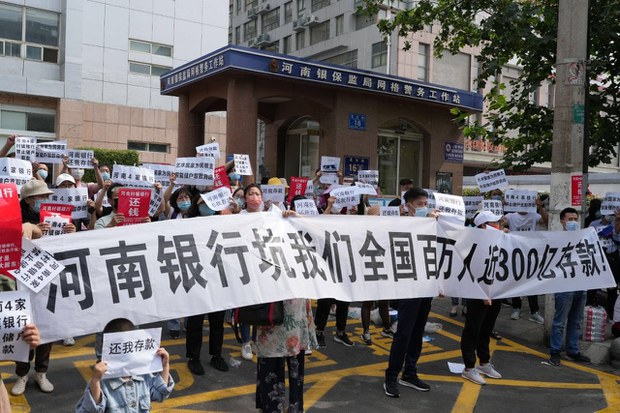 Bank Run in Cina: proseguono le proteste nell’Henan, mentre alla gente il “Pass sanitario” rosso impedisce di spostarsi