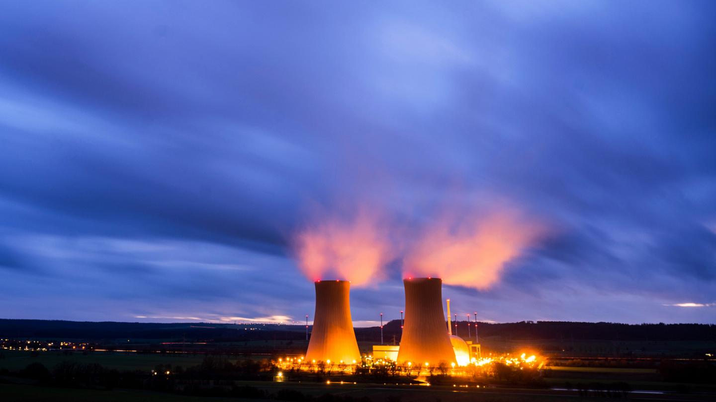 Candele rosse di natale in una presa, costi dell'elettricità costosi,  rischio di blackout in germania