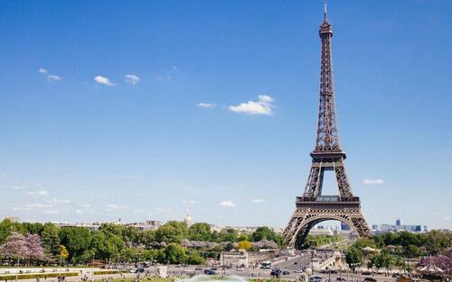 La Tour Eiffel, come la Francia, ha bisogno di profonde riparazioni
