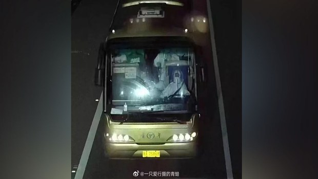 Si ribalta bus che porta i positivi al test covid in quarantena: boom di proteste in Cina