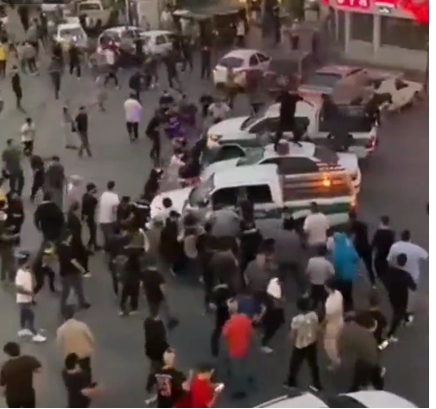 L’Iran brucia per le proteste contro la polizia religiosa. Rivolte economiche e sociali si uniscono in un mix esplosivo