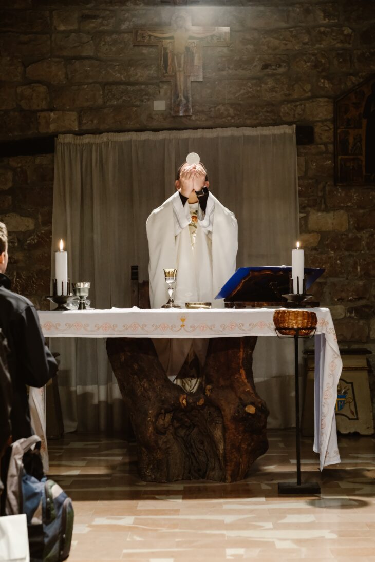 I vescovi cattolici fiamminghi lanciano la “benedizione liturgica” delle coppie gay