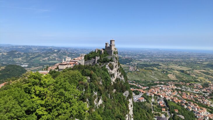 San Marino torna alla normalità e reintegra tutti i sanitari sospesi perché non vaccinati. L’Italia quando lo farà?