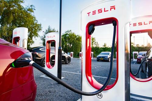 Ops: Tesla aumenta il costo delle ricariche dalle colonnine europee. Fortunato chi va elettrico?