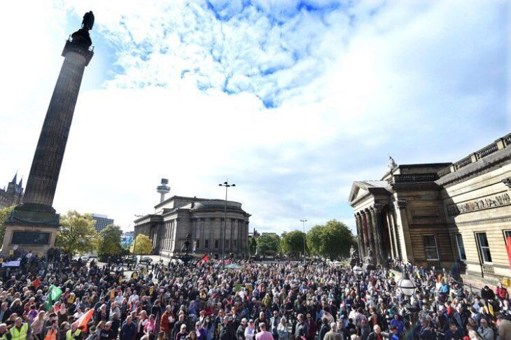 Proteste di massa nel Regno Unito contro carovita e povertà
