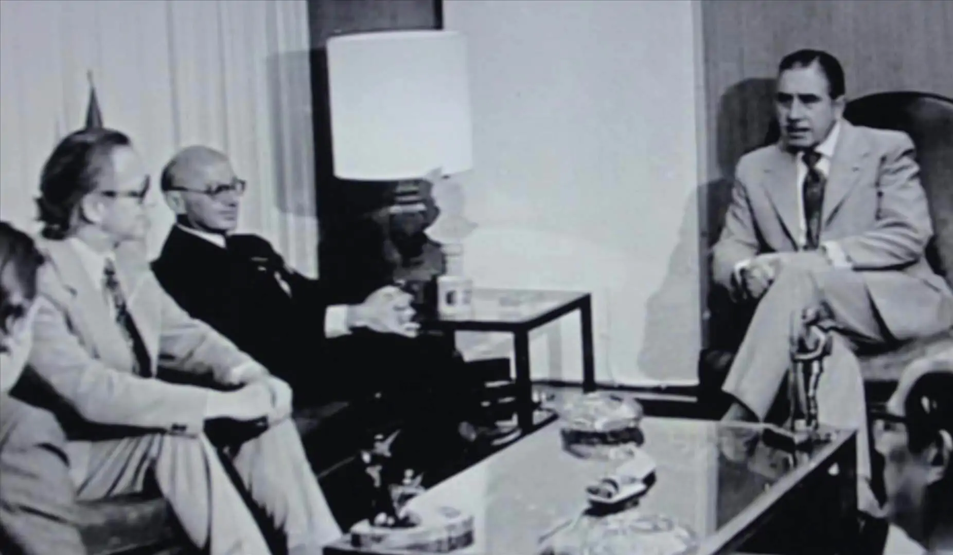 Milton Friedman (figura al centro) fu consulente economico del dittatore Pinochet (a destra)