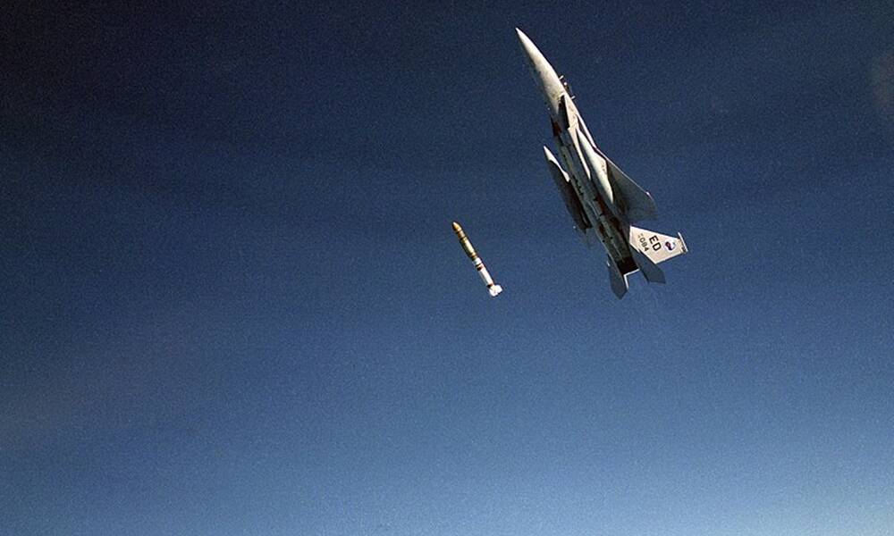 F15 lancia un missile anti satellite ASAT durante un test