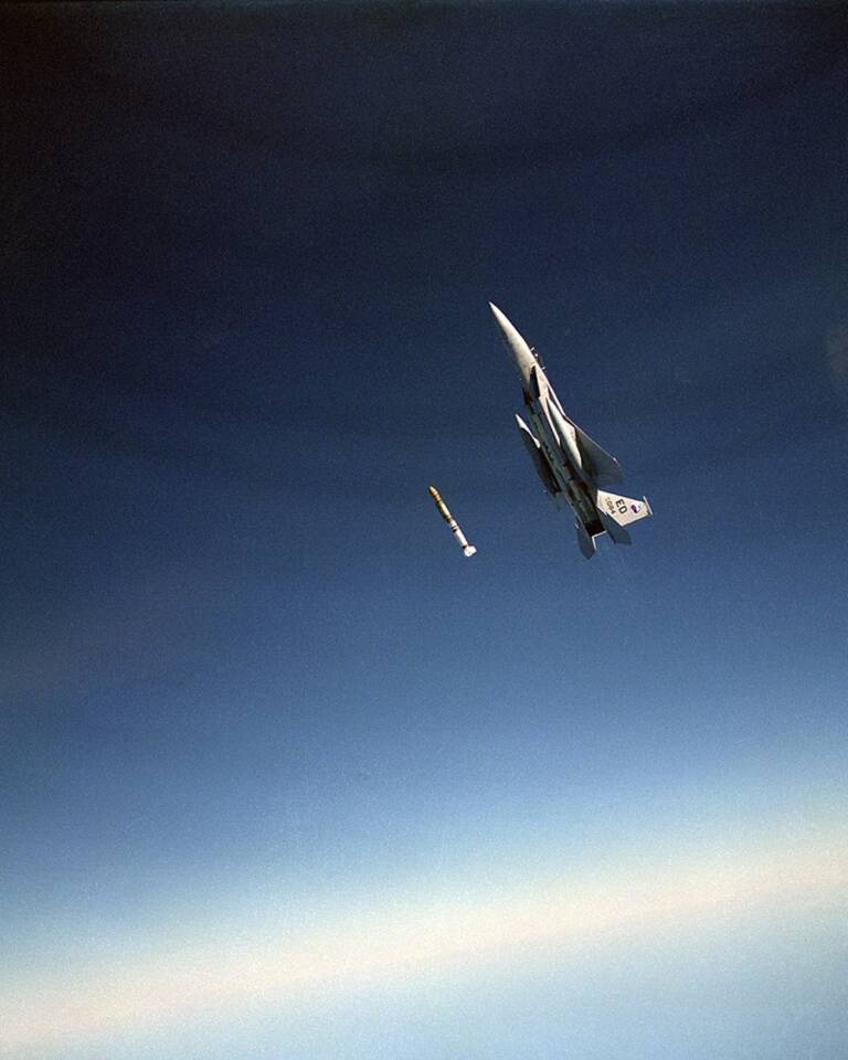 F15が試験中にASAT対衛星ミサイルを発射