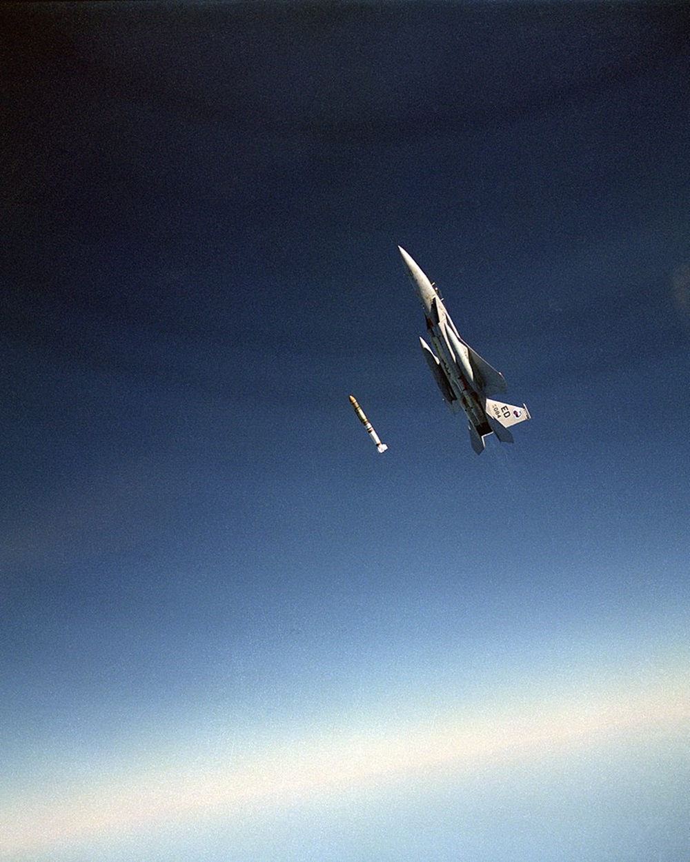 F15 lancia un missile anti satellite ASAT durante un test