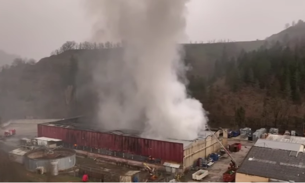 L'incendio di un magazzino di Aveyron contenente 900 tonnellate di batterie al litio