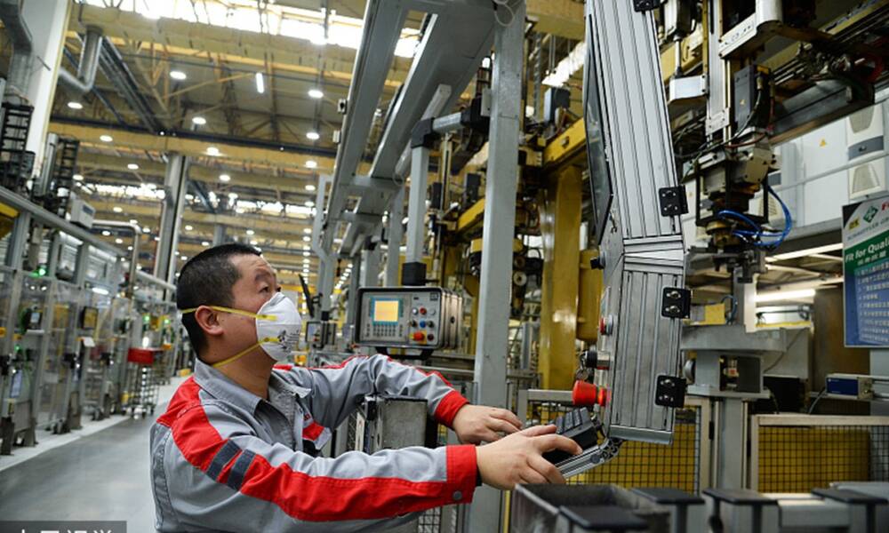 Lavoratore cinese che lavora in una fabbrica tedesca