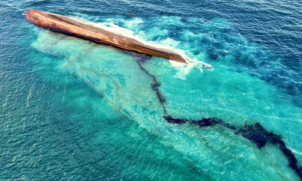 Trinidad dichiara l'emergenza per una fuoriuscita di petrolio da una nave fantasma
