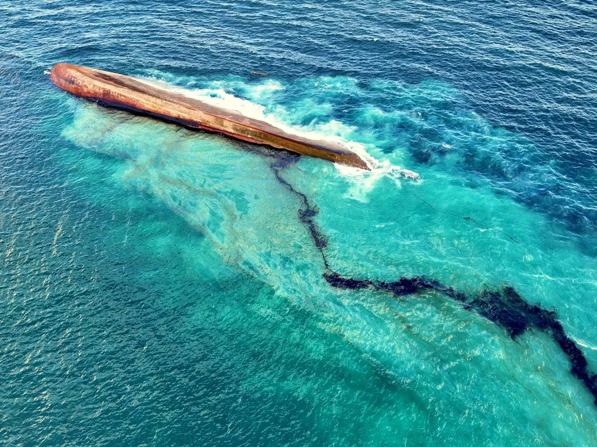 Trinidad dichiara l'emergenza per una fuoriuscita di petrolio da una nave fantasma
