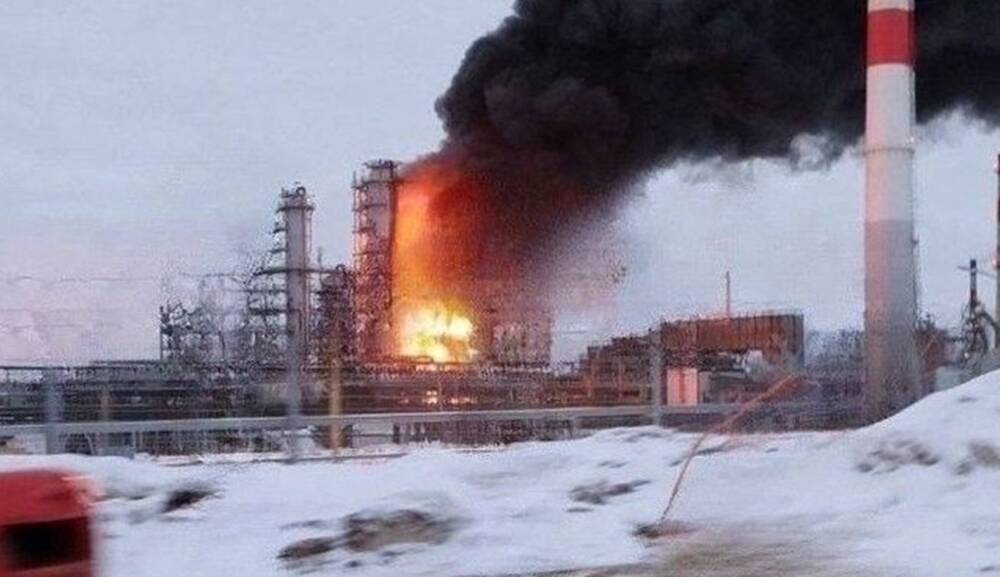 Raffineria russa in fiamme